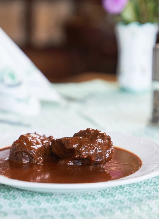 Traditionelles Gulasch im Gasthof Scheer