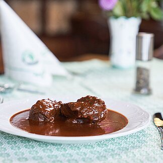 Traditionelles Gulasch im Gasthof Scheer