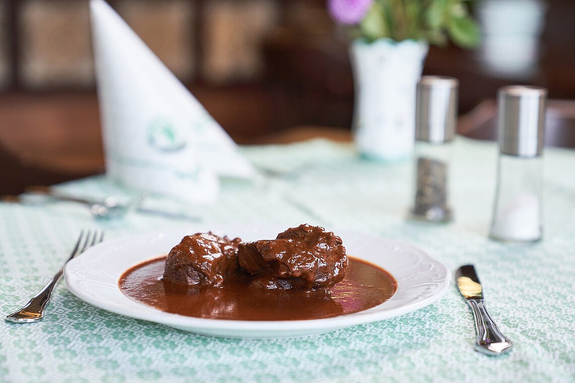 Traditionelles Gulasch im Gasthof Scheer