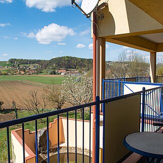 Ausblick vom Balkon im Hotel Scheer auf den Frauenberg