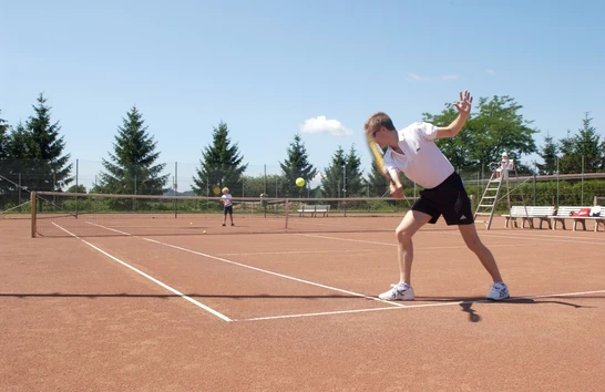 Tennisspieler am Tennisplatz vom Hotel Gasthof Scheer