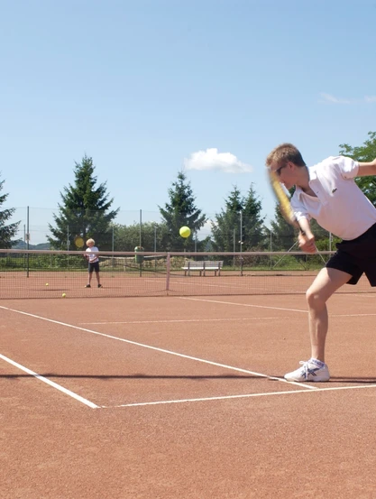 Tennisspieler am Tennisplatz vom Hotel Gasthof Scheer