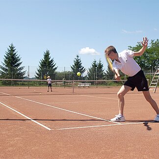 Tennisspieler am Tennisplatz vom Hotel Gasthof Scheer