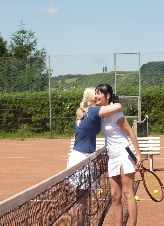 Abschluss eines Tennisspiels am Tennisplatz vom Hotel Gasthof Scheer