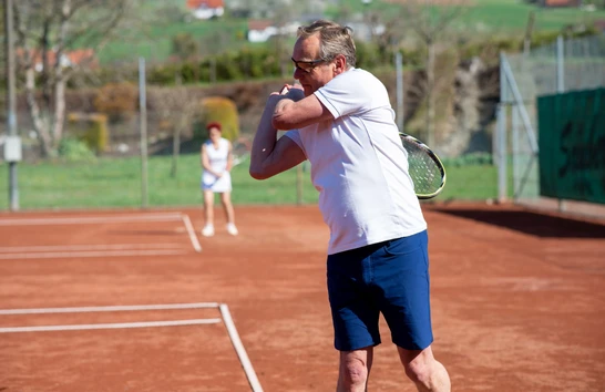 Aufschlag am Tennisplatz vom Hotel Gasthof Scheer