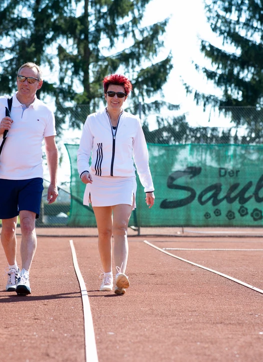 Paar am Tennisplatz vom Hotel Gasthof Scheer