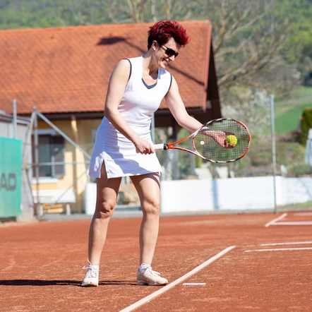 Aufschlag am Tennisplatz vom Hotel Gasthof Scheer