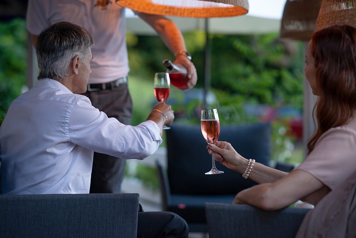 Aperitiv im Garten im Hotel Gasthof Scheer