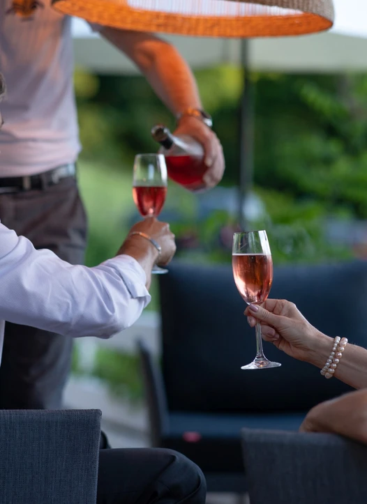 Aperitiv im Garten im Hotel Gasthof Scheer