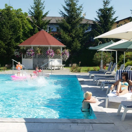 Familie am Gartenpool im Hotel Gasthof Scheer