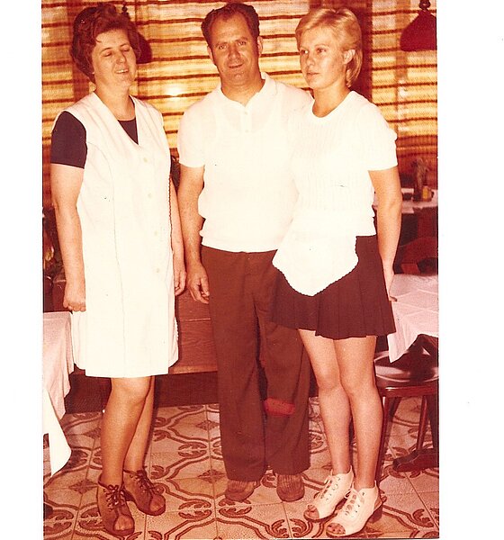 Emma, Anneliese und Rudolf Scheer im Jahr 1970 im Hotel Gasthof Scheer