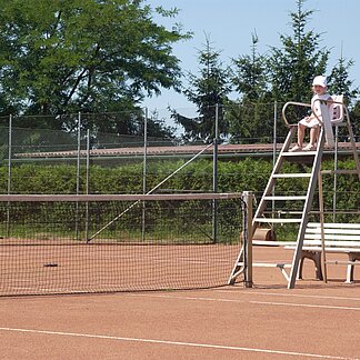 Tennisplatz mit Schiedsrichterin in Bad Gleichenberg