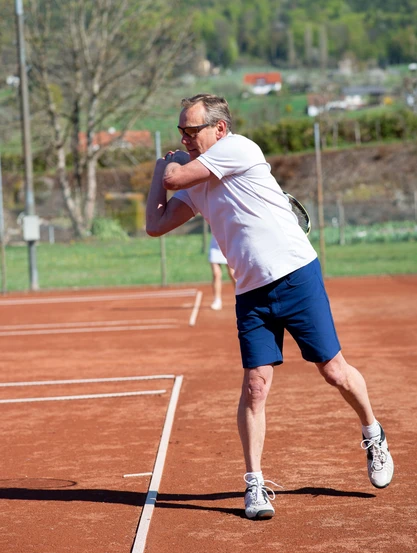 Aufschlag am Tennisplatz vom Hotel Gasthof Scheer