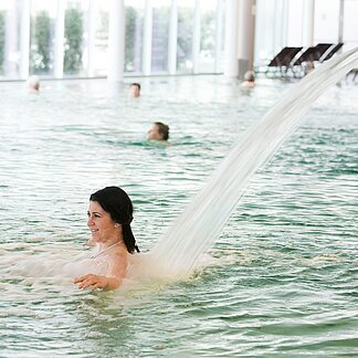 Genießen Sie das warme Wasser der Therme der Ruhe